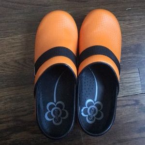 Size 39 Sanita clogs